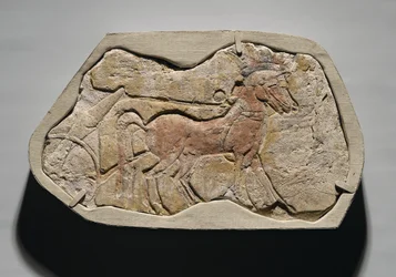 Kahden hevosen jänne, joka vetää vaunuja, Tell el-Amarnasta, Uudesta kuningaskunnasta, n. 1353-1336 eKr. (maalattu kipsikipsi)