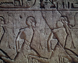 Ramses II:n assyrialaiset vangit, reliefi, Abu Simbelin päätemppeli (Unescon maailmanperintöluettelo).