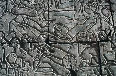 Bas-reliefi, jossa taistelukohtaus, Ramesseum, Ramses II:n hautajaistemppeli, Luxor, Thebe (Unescon maailmanperintökohde).