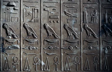 Bas-reliefi, jossa hieroglyfiset reliefit, jotka esittävät Horus-jumalaa haukan ja elämän symbolin ankh:n muodossa, Seti I:n temppeli tai Abydoksen suuri temppeli, Abydos, Egypti, Egyptin sivilisaatio, Uusi valtakunta, XIX dynastia