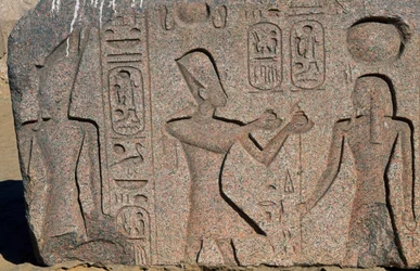 Lohko, jossa on reliefit ja Ramses II:n kirjoitukset, Amunin suuri temppeli, Tanis, Egypti, Egyptin sivilisaatio, Uusi valtakunta, XIX dynastia.