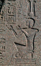 Lohko, jossa on reliefit ja Ramses II:n kirjoitukset, Amunin suuri temppeli, Tanis, Egypti, Egyptin sivilisaatio, Uusi valtakunta, XIX dynastia.