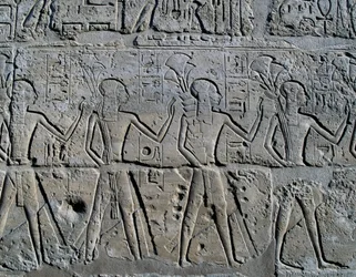 Kaivosalueita symboloivia hahmoja tuomassa veronsa jumalalle, reliefi, Ramesses II:n sisäpiha, Amunin temppeli (Unescon maailmanperintöluettelo).