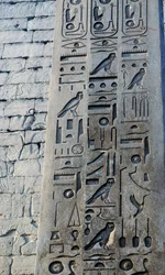 Yksityiskohta vaaleanpunaisesta graniittiobeliskistä, korkeus 25 metriä, Ramses II:n tilaama, Amonin temppeli, Karnakin temppelikompleksi, Luxor, Thebe (Unescon maailmanperintökohde).