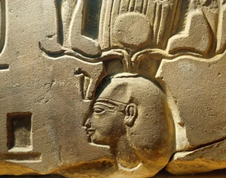 Egypti, Luxor, muinainen Theban kaupunki, Assasifin laakso, reliefin katkelma, jossa on Ramses II:n kuva ja kartuskeja.