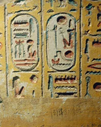 Egypti, Luxor, muinainen Thebes, Assasif-laakso, Ramses II:n rakentaman temppelin seinäfragmentti, joka kuvaa faraon kartusseja