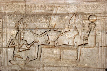Egyptin antiikin: reliefi, joka kuvaa farao Ramses II:ta Theban-kolmikon jumalien Amonin, Mutin ja Khonsun edessä; Faarao Ramses II:lle (1279-1213 eKr.) omistettu hautajaistemppeli, Ramasseumin (Ramesseumin) paikka Luxorissa, Egyptissä.