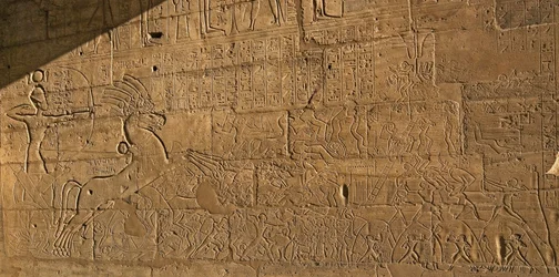 Egyptin antiikin aika: näkymä RamSes II:n urotekoja juhlivista reliefeistä Kadeshin taistelun aikana vuonna 1274 eKr., faarao Ramses II:lle omistettu hautajaistemppeli