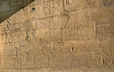 Egyptiläinen muinaismuisto: näkymä reliefeihin, jotka juhlistavat Ramses II:n urotekoja Kadeshin taistelussa vuonna 1274 eKr., farao Ramses II:lle (1279-1213 eKr.) omistettu kuolintemppeli, Ramesseumin alue Luxorissa, Egyptissä.