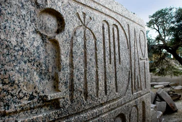 Egyptin antiikki: farao Ramses II:n Assuanin jättimäisen graniittipatsaan pohja; Faarao Ramses II:lle omistettu hautajaistemppeli