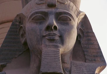 Istuvan Ramesses II:n patsaan kasvot, Thebanin nekropoli (Unescon maailmanperintöluettelo).