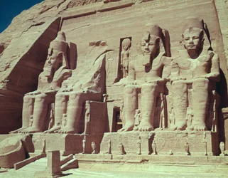 Neljä valtavaa kuninkaan hahmoa Ramses II:n temppelistä, Uudesta kuningaskunnasta, n. 1279-1213 eKr.
