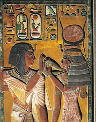 Jumalatar Hathor tarjoaa kaulakorunsa faraolle (matala helpotus)