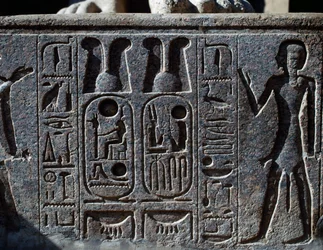 Hieroglyfejä, yksityiskohta kuninkaan kolossaalisen patsaan sorkasta, Ramesses II:n sisäpiha, Amunin temppeli (Unescon maailmanperintöluettelo).