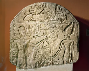 Kalkkikivinen pylväs, jossa Ramses II uhraa suitsukkeita ja papyrusta Astarte-jumalattarelle.