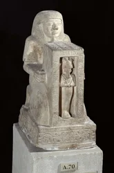 Kuninkaallisen kirjurin Setin Naoforinen patsas Osiriksen kanssa naosissa, Uusi kuningaskunta, noin 1279-1213 eKr. (kalkkikivi)