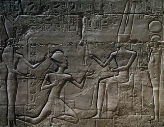 Ramesses II Amun-Ran edessä, reliefi, Suuri hypostyylisali, Amunin temppeli, Karnakin temppelikompleksi (Unescon maailmanperintöluettelo).