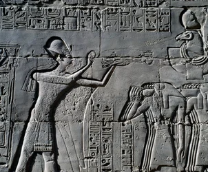 Ramesses II pyhän veneen edessä, reliefi, Suuren hypostyylisalin sisäseinät, Karnakin temppelikompleksi (Unescon maailmanperintöluettelo).