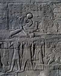 Ramesses II pyhän veneen edessä, reliefi, Suuren hypostyylisalin sisäseinät, Karnakin temppelikompleksi (Unescon maailmanperintöluettelo).
