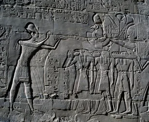 Ramesses II uhraamassa pyhän veneen edessä, reliefi, Suuren hypostyylisalin sisäseinät, Karnakin temppelikompleksi (Unescon maailmanperintöluettelo).