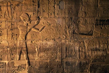 Ramesses II uhraa pyhän veneen edessä, Karnak, Egypti (reliefi).