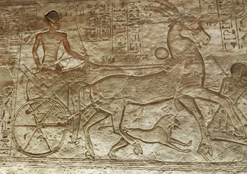Ramses II kärryillään, Abu Simbelin suuri temppeli (reliefi)