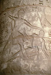 Ramses pitää aasialaisia vihollisiaan hiuksista kiinni, kun hän valmistautuu surmaamaan heidät, reliefi, Seti I:n temppeli, Kanais, Egypti, Egyptin sivilisaatio, Uusi valtakunta, XIX dynastia (kuva)