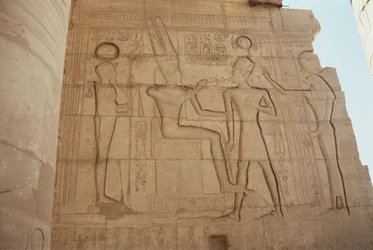Reliefi, joka kuvaa leijonapäistä jumalatarta Mutia esittelemässä Ramses II:n valtaistuimelle nousevalle Amunille, joka antaa hänelle ankhin Great Hypostyle Hallista, Uudesta kuningaskunnasta