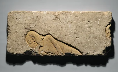 Reliefi, joka kuvaa kahta kumartavaa miestä, Tell el-Amarnasta, Uudesta kuningaskunnasta, n. 1352-1336 eKr. (kalkkikivi)