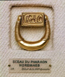 Sormus kenraali Horemhebin sinetillä (n. 1323-1295 eKr.) Uusi kuningaskunta (kulta)