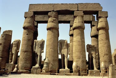 Ramses II:n (1298-32 eKr.) patsaat ja papyrussilmupylväät Peristyle Courtissa, Uudessa kuningaskunnassa, noin 1297-1185 eaa.