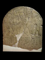 Koptoksen Ramses II:n temppeleiden töiden valvojan Isikselle omistettu Stela, joka kuvaa kuningasta, joka uhraa suitsukkeita Isisin pyhään veneeseen pappien kuljettamana (kalkkikivi)