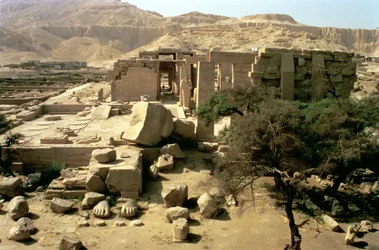 Näkymä ensimmäisen pilonin huipulta, jossa näkyy kaatunut Ramses II:n (1279-1213 eKr.) kolossi ensimmäisessä hovissa, Uudessa kuningaskunnassa