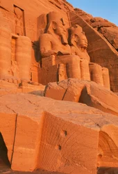 Näkymä Ramesses II:n suuren temppelin julkisivusta aamunkoitteessa, Abu Simbel (Unescon maailmanperintöluettelo).