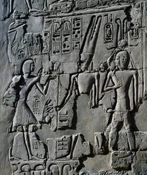 Nuori Ramesses II jumala Amunin edessä, yksityiskohta kohtauksista, jotka esittävät uhrauksia jumalille, reliefi, Suuren hypostyylisalin sisäseinät, Karnakin temppelikompleksi (Unescon maailmanperintöluettelo).