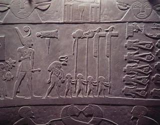 Narmerin paletti: seremoniallinen paletti, jossa Ala-Egyptin punaista kruunua kantava kuningas Narmer tarkastaa sidottuja ja mestattuja vankeja, löydetty Hierakonpoliksesta, varhaisdynastinen kausi, noin 3000 eKr.
