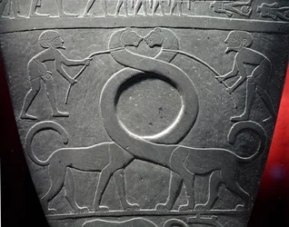 Narmer-paletti: seremoniallinen paletti, joka kuvaa pitkäkaulaisia kissoja, joita pidetään hihnassa, löydetty Hierakonpolisista, varhaisdynastian ajalta, noin 3000 eKr. (liuske) (68325:n yksityiskohta)