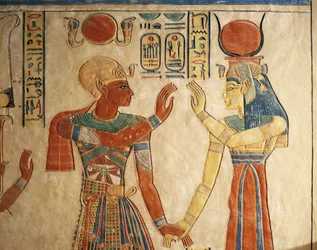 Egypti, Luxor, muinainen Theba, Kuningattarien laakso, Amonherkhopeshafin hauta, maalattu reliefi, joka esittää farao Ramses III:ta Isiksen edessä
