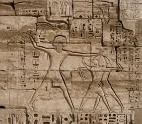 Egyptin antiikin: yksityiskohta reliefeistä juhlii faraon voittoja meren kansoista. Ramses III:n hautaustemppeli (1187-1156 eKr.). Luxor, Medinet Habu, Egypti