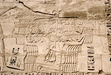 Egyptiläinen antiikki: yksityiskohta ensimmäisen pylonin reliefeistä, jotka edustavat Ramses III:n vihollisten merikansoihin kuuluvien taistelijoiden vangitsemista. Ramses III:n hautaustemppeli (1187-1156 eKr.). Luxor, Medinet Habou, Egypti