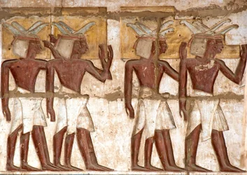 Egyptiläinen antiikki: ensimmäinen hovi, yksityiskohta maalatuista reliefeistä, jotka edustavat ryhmää nubialaisia, jotka tuovat uhreja faaraolle. Ramses III:n hautaustemppeli (1187-1156 eKr.). Luxor, Medinet Habou, Egypti