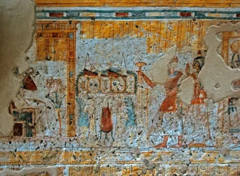 Egyptiläinen antiikki: esitys Shuroystä ja hänen vaimostaan palvomassa jumalaa Osirista istumassa Horuksen neljän pojan edessä papyruksenlehdellä. Shuroyn haudan maalaus (TT13). 20. dynastia. 1190-1077 eKr. Dra Abu el-Nagan nekropoli, Länsiranna