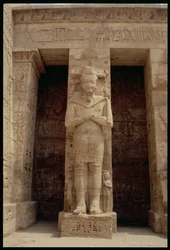 Yksi Ramses III:n (n. 1184-1153 eKr.) seisovista hahmoista Osiriksena, Ramses III:n ruumistemppelin ensimmäisen hovin tai ilmestyshallin itäpuolella, Uusi kuningaskunta, noin 1185-1110
