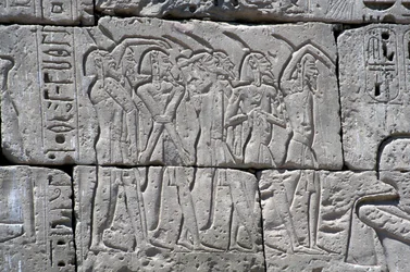 Reliefi, joka esittää pohjoisia vankeja Ramses III:n taistelussa, Medinetin suuri temppeli