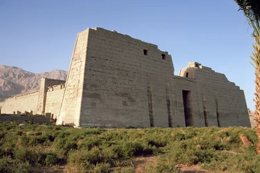 Näkymä Ramses III:n ruumistemppelin ensimmäisestä pylväästä (n. 1184-1153 eKr.) Uusi kuningaskunta