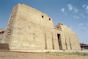 Näkymä Ramses III:n ruumistemppelin ensimmäisestä pylväästä (n. 1184-1153 eKr.) Uusi kuningaskunta