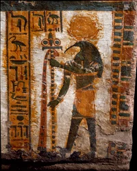 Egyptiläinen antiikki: Thot, kuun jumala, miehen muodossa ibiksen kärjessä. 21. dynastian (1085-935 eKr.) kirjuri Butehamonin antropoidisen sarkofagin koristelu. Egyptin museo Torinossa (Torino, Museo Egizio)