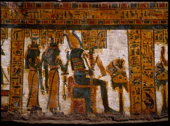 Egyptiläinen antiikin aika: jumalat Isis ja Nephtys palvovat Osirista. Heillä on elämän avaimet ristin ansee (Ankh) muodossa. 21. dynastian (1085-935 eKr.) kirjuri Butehamonin antropoidisen sarkofagin koristelu. Egyptin museo Torinossa (Tori