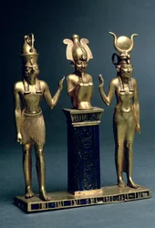 Osorkon II:n triadi: Osiris, vierellään Isis ja Horus, kolmas välikausi, noin 874-850 eaa.