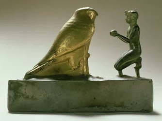 Haukkajumala Hemeniä palvova kuningas Taharqa, egyptiläinen, kolmas välikausi (kulta, hopea, liuske ja puu)
